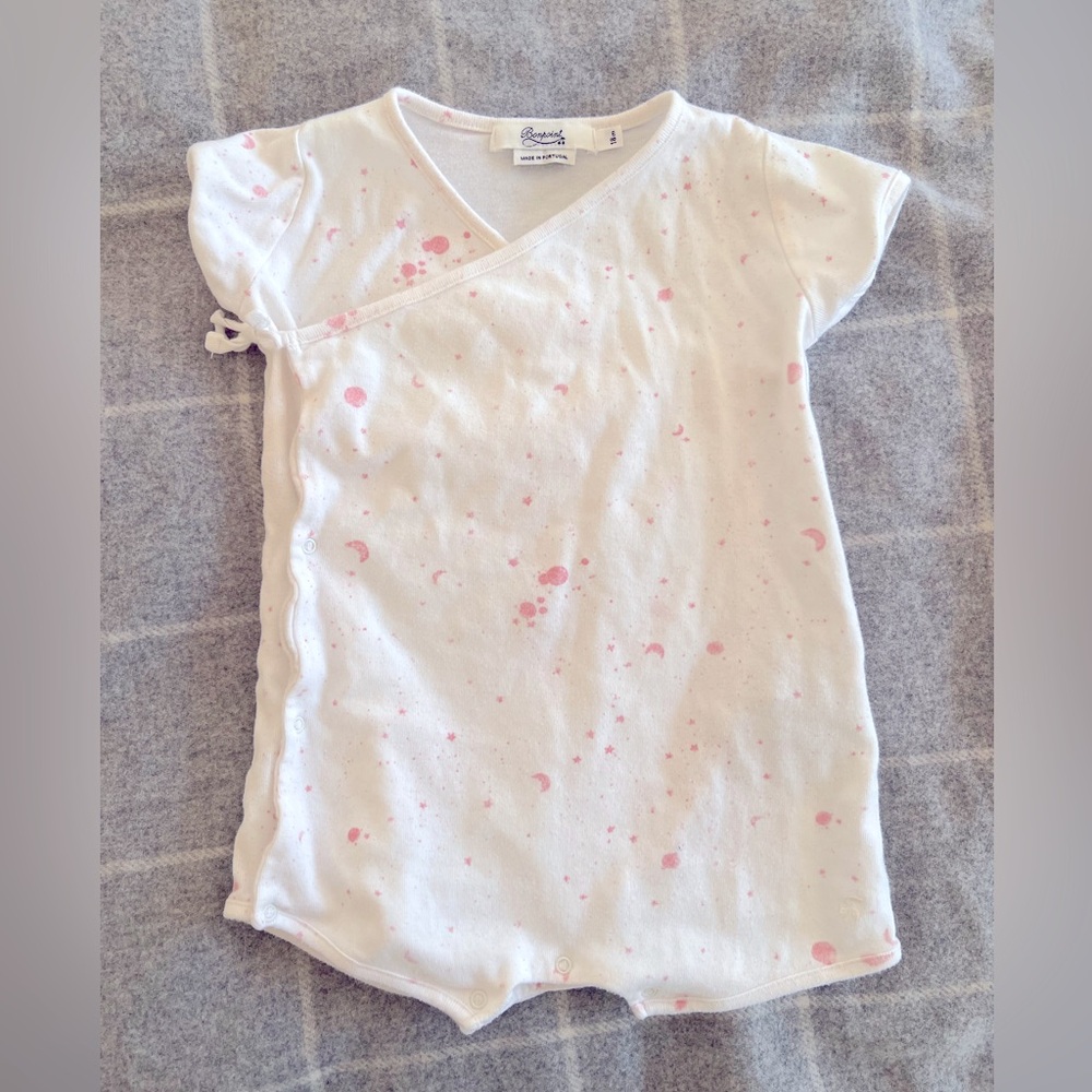 Bonpoint short-sleeve onesie. Pink paint-splatter motif. Perfect condition